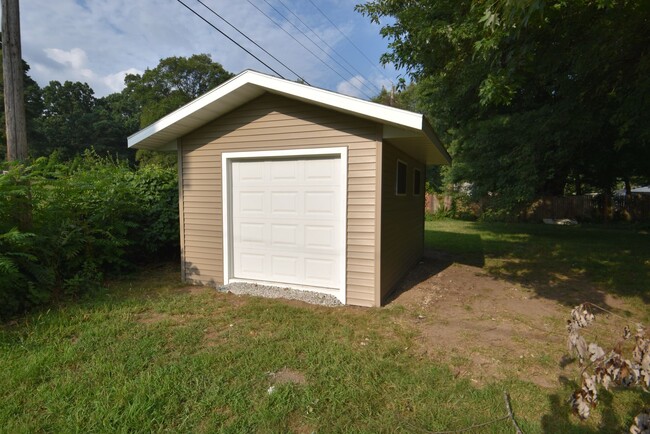 Building Photo - 4 bedroom 2 bath home close to UP Mall