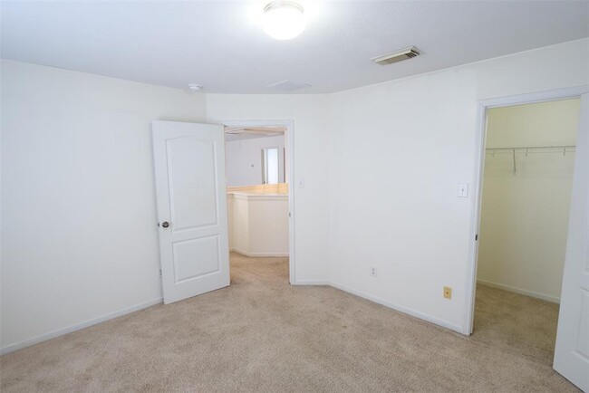 Building Photo - 3030 Sunchase Ct