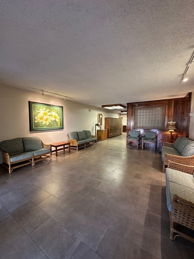 Building Photo - Roya Court Furnished 1 bed, 1 ba, 1 parkin...