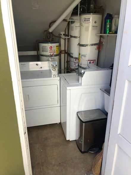 Shared laundry room - 1033 Pearl St