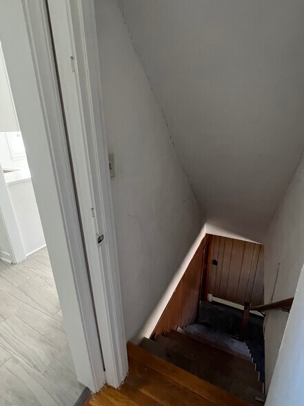 Building Photo - 42 Pond St