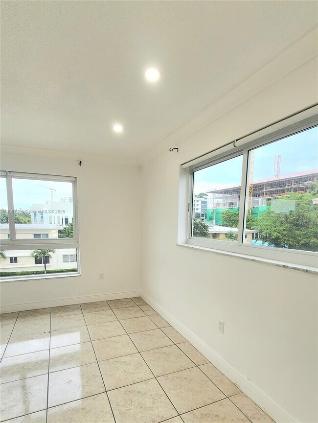 Building Photo - 1020 94th St