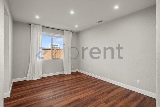 Building Photo - 1465 Blossom Way