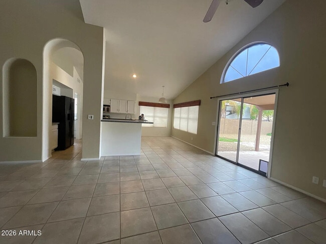 Building Photo - 5125 E Fellars Dr