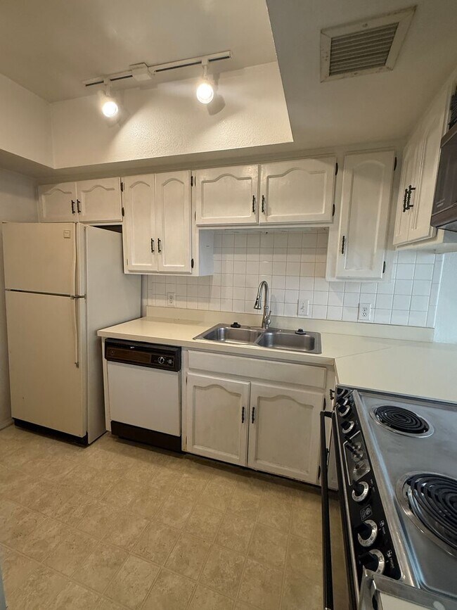 Building Photo - Discover your cozy desert home in this 1-b...