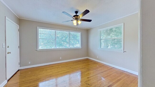 Building Photo - 828 Acosta St