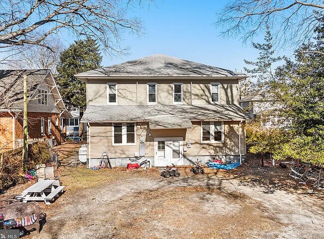 Building Photo - 406 E Pine St