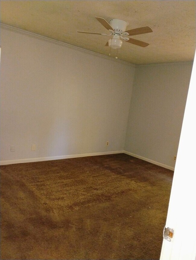 Building Photo - Large 4 Bedroom Home w/Basement! Convenien...