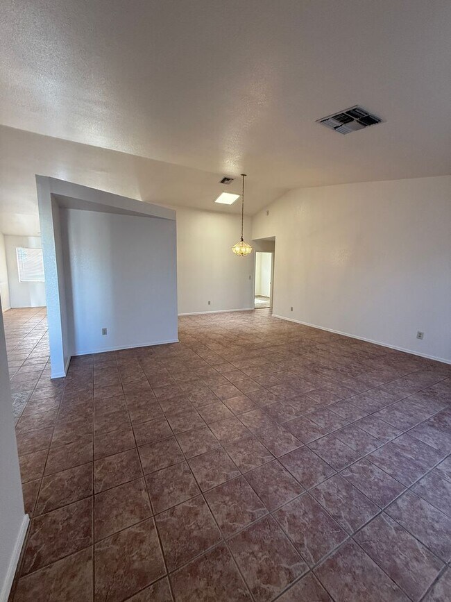 Building Photo - 3 Bed 2 Bath home in the highly desirable Northwest Tucson area. New paint and Carpet!