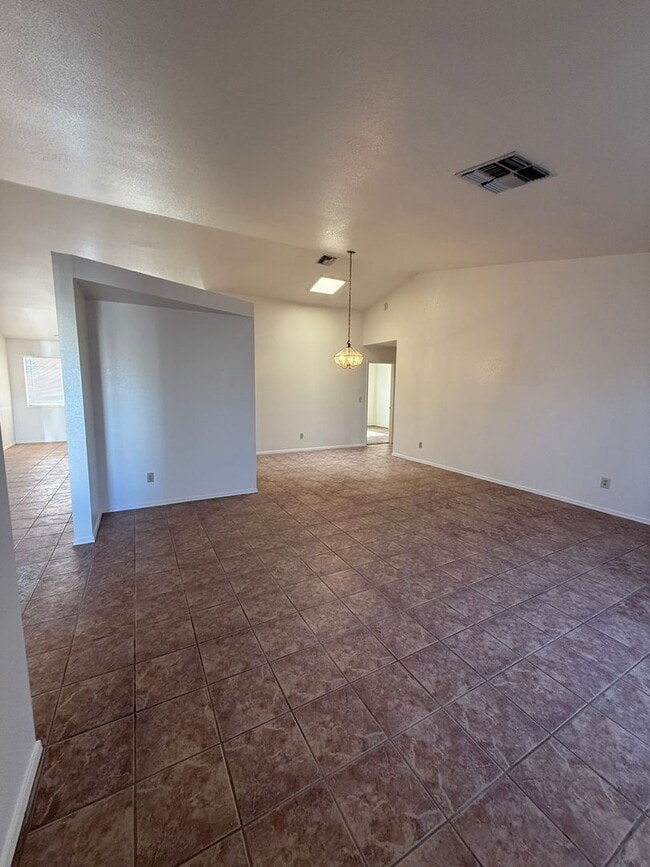Building Photo - 3 Bed 2 Bath home in the highly desirable Northwest Tucson area. New paint, Carpet an Appliances!