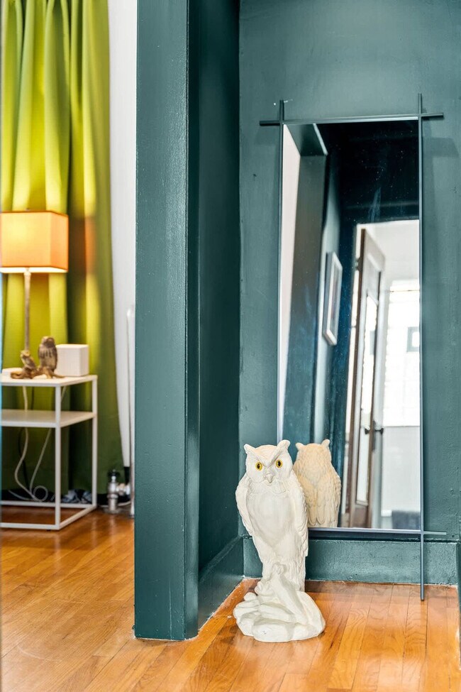 Building Photo - 927 W Oakdale Ave