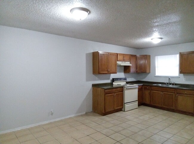 Building Photo - Welcoming 2-Bedroom Home in a Quiet Northe...