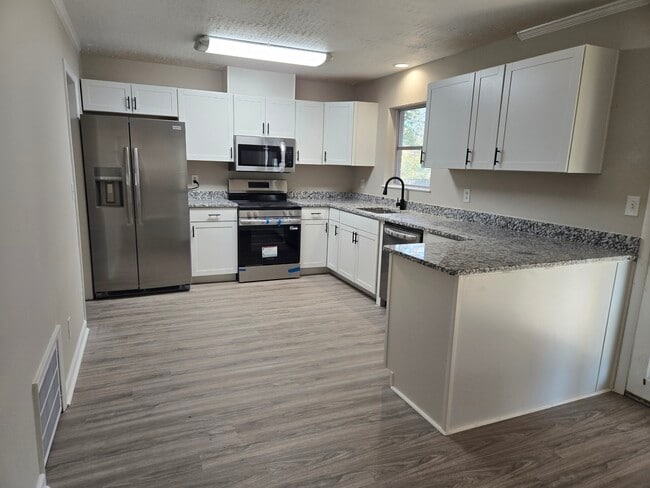 Building Photo - 2015 Fernwood Cir