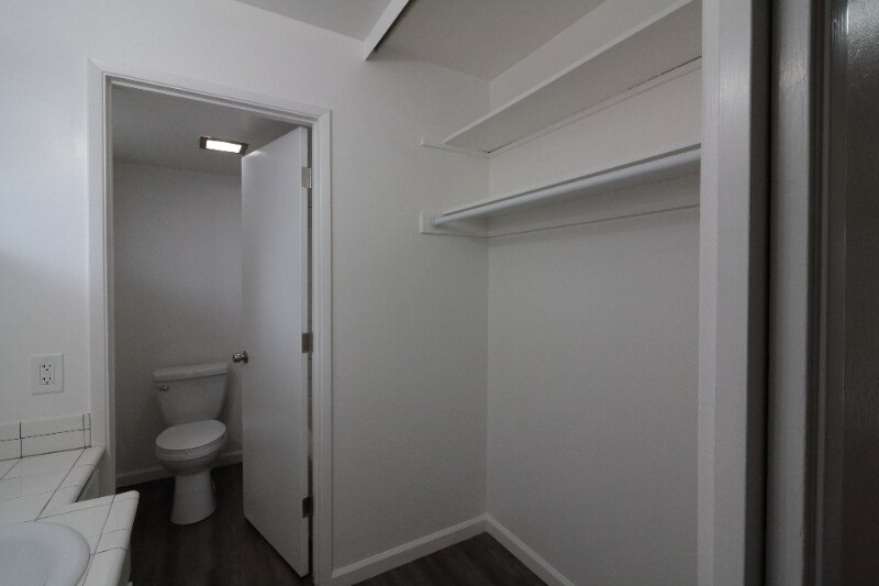 Building Photo - 2220 Lake Rd