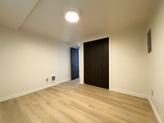 Building Photo - 1 Bd / 1 Ba Seattle Apartment