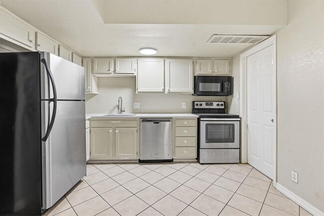 Building Photo - 8809 Dawnridge Cir