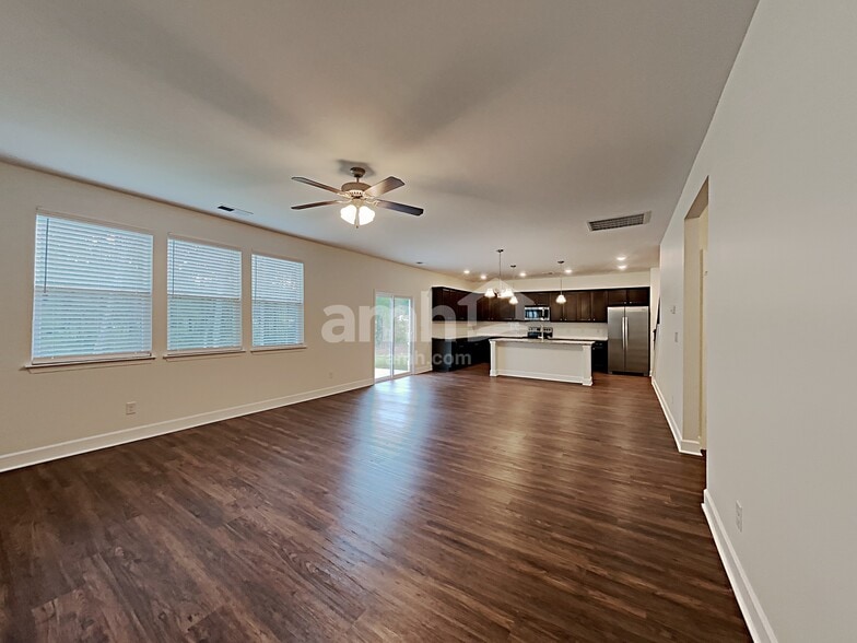 Building Photo - 4507 Tarpon Dr
