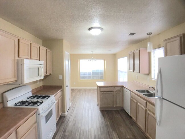 Building Photo - Ventana Ranch 3 bedroom. Newer Flooring! No Carpet. Huge open living space. Great location.