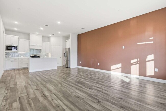 Building Photo - 1332 Square foot townhome in a beautiful community in Argyle, TX ready for lease.