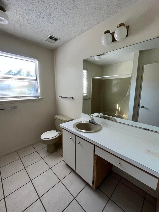 Building Photo - 165 Scottwood Dr SE
