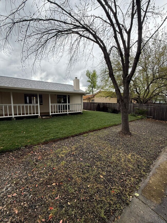 Building Photo - 3-bedroom, 2-bathroom home in great neighborhood!