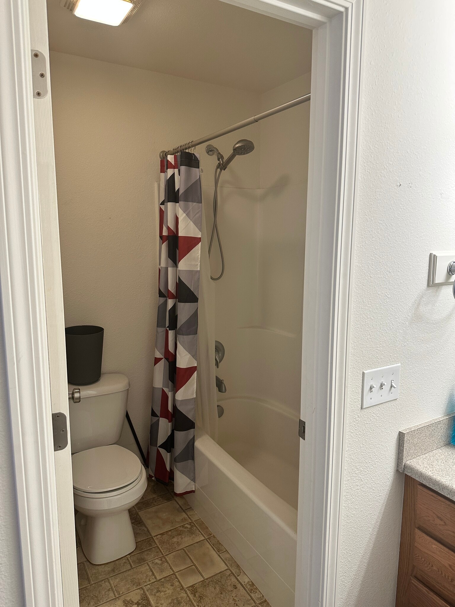 En-suite bathroom - 1096 Longbow Ln