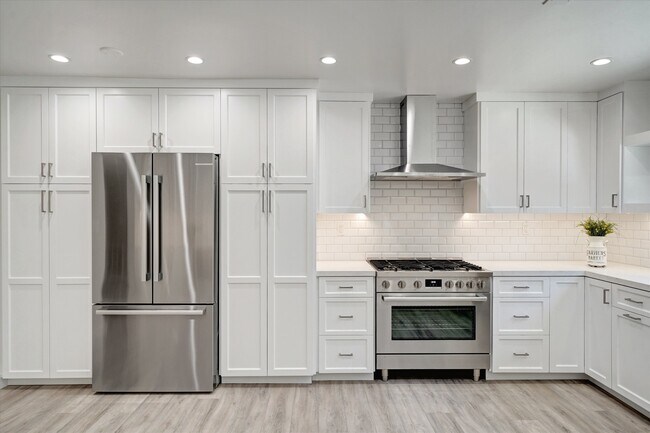 Building Photo - 5346 Tyrone Ave