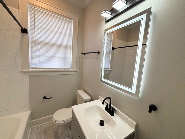 Building Photo - Bungalow in rosewood