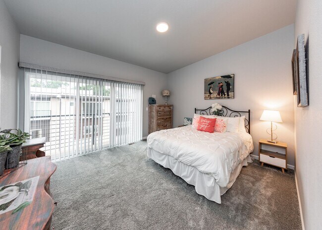 Building Photo - Urbanite Living near Downtown 3 Bed End Unit Townhouse