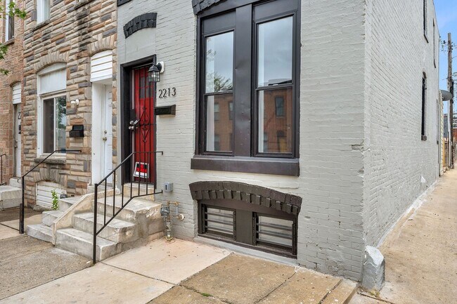 Building Photo - GORGEOUS end unit in Baltimore! 3 Bedrooms 3 Bathrooms Plus a Rec Room!
