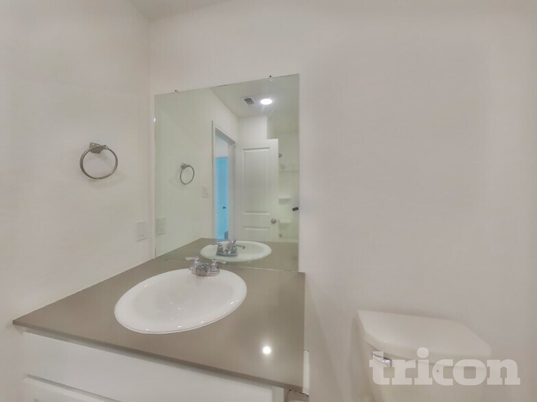 Building Photo - 5715 Vista Point