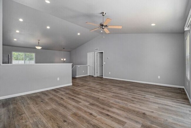 Building Photo - 5659 Claremount St