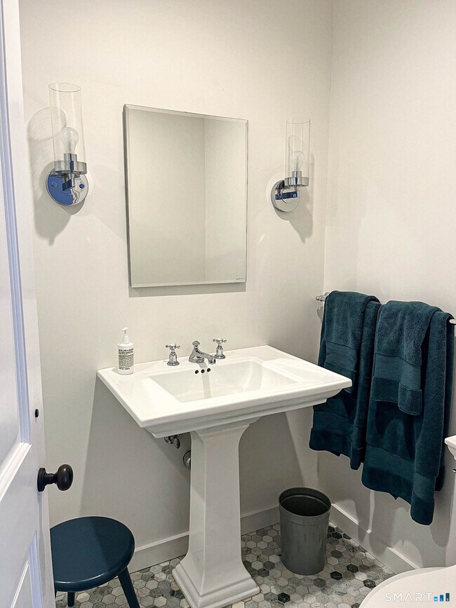 Building Photo - 85 Gellert Rd