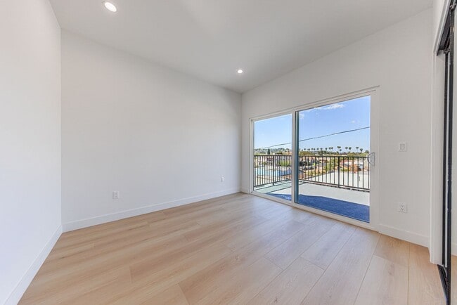 Building Photo - 2847 S Victoria Ave