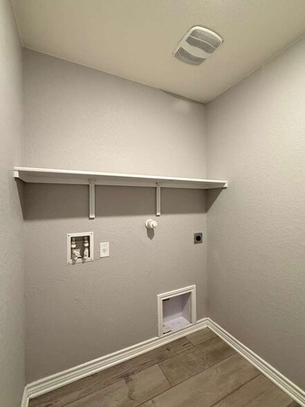 Building Photo - 323 Deer Crest Dr