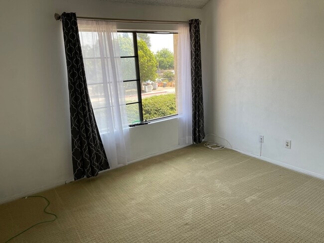 Building Photo - Updated 2 Bedroom, 2.5 Bath Condo Includes...