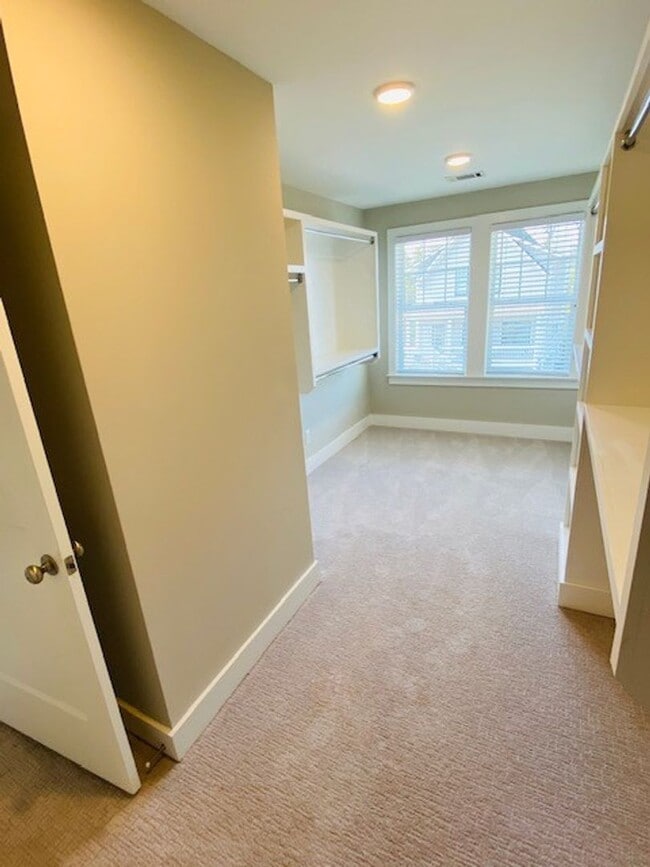 Building Photo - Beautiful 4 bedroom 4 bathroom house in th...