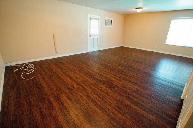 Building Photo - Spacious 4 Bed / 2 Bath Pool Home in Prime Corona Location!