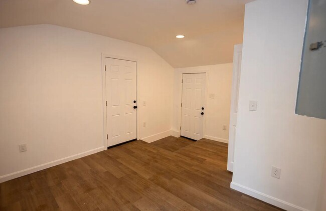 Building Photo - Beautifully renovated home