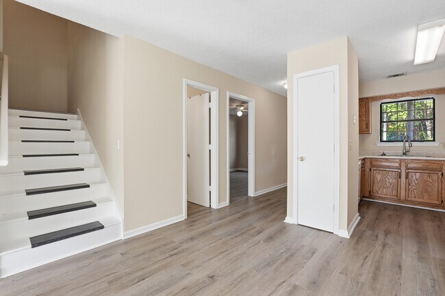 Building Photo - Ash St Ex