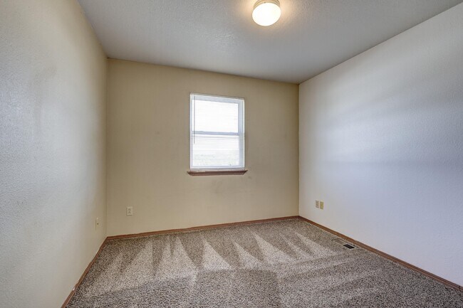 Building Photo - 627 S Walker St