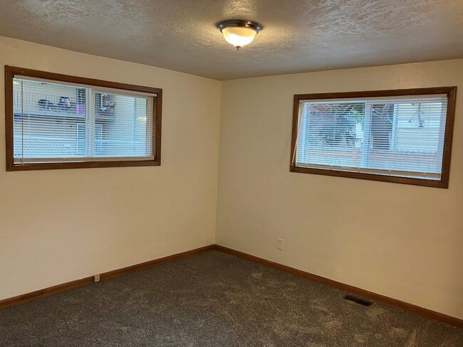 Building Photo - Large Three Bedroom Home in North Salem, C...