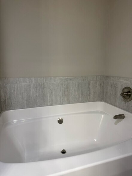 Tub - 3671 Acorn Dr