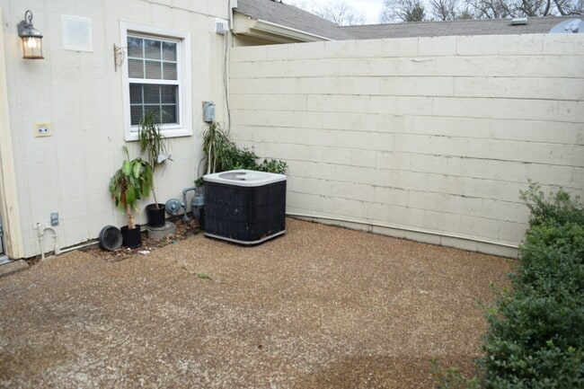 Building Photo - Updated photos coming soon…Great 2 Bedroom 1 1/2 Bath Townhome Now Available in River Plantation!