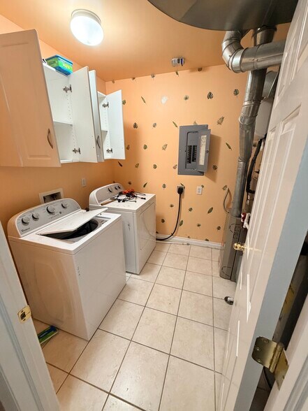 Building Photo - 5647 Hampshire Ln