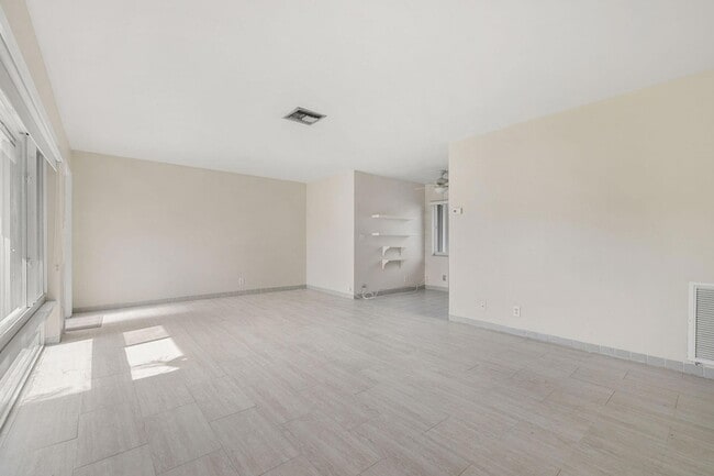 Building Photo - 2851 NE 30th St