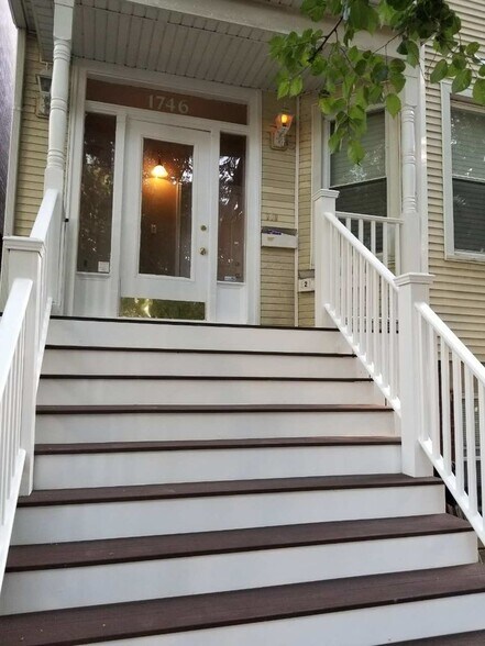 Building Photo - 1746 W Nelson St