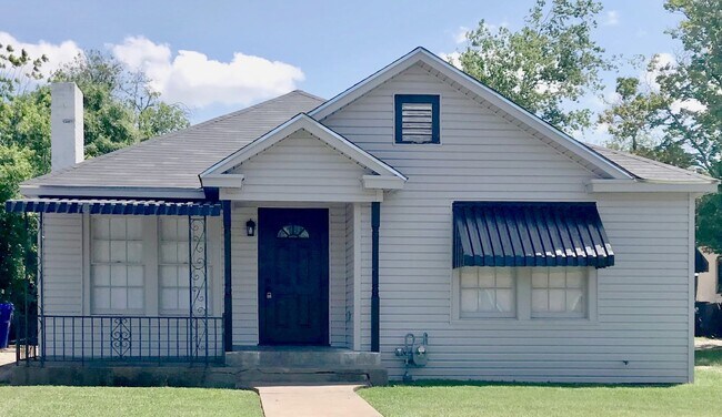 Primary Photo - Updated and ready for move in immediately!