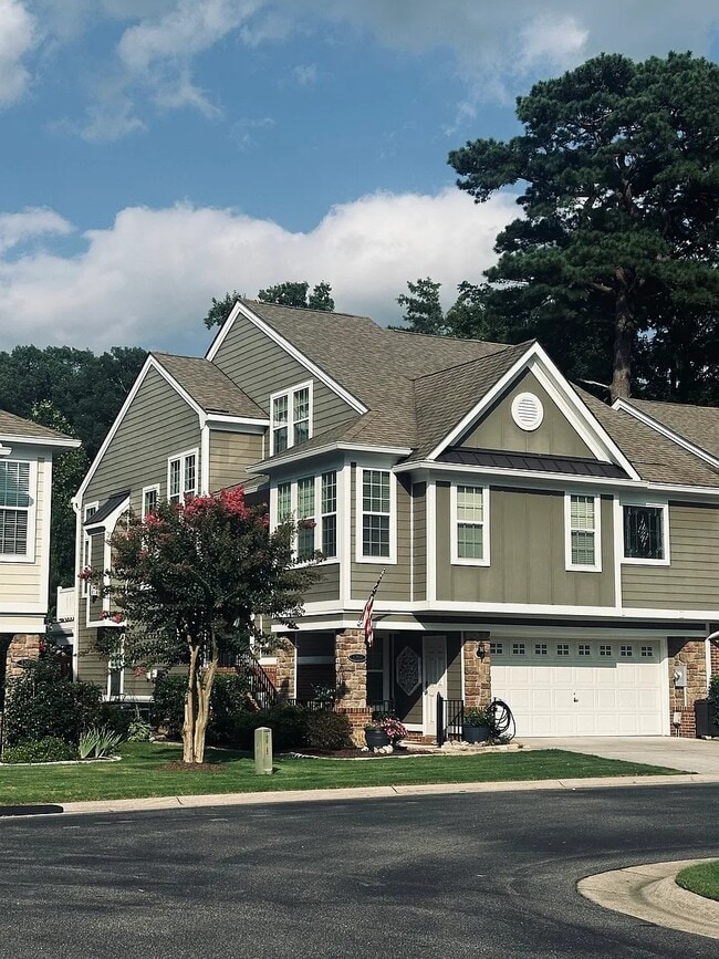 Building Photo - Topiary House