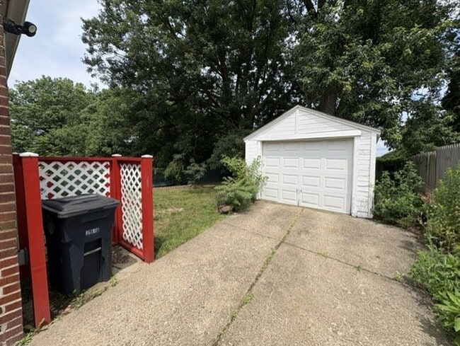 Building Photo - Charming 2-Bedroom Brick Home with Central Air, Garage & Spacious Backyard